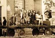 DirkJan speelt, als de 'taxi' staat te wachten voor de kerk
Jaartal in de foto is fout.