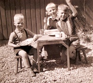 In de tuin van De Vriesstraat; Herman had er toen nog geen mooie tuin van gemaakt.